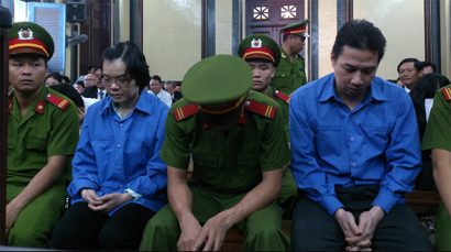  Huyền Như và Võ Anh Tuấn tại phiên toà xét xử năm 2015.