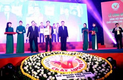 Ông Đỗ Thanh Tuấn – Giám Đốc  Đối Ngoại Vinamilk đại diện công ty nhận giải thưởng Hàng Việt Nam chất lượng cao 21  năm liền do người tiêu dùng bình chọn.