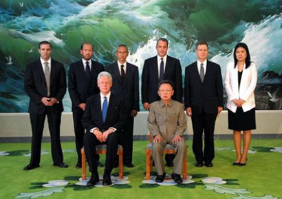 Cựu Tổng thống Mỹ Bill Clinton (ngồi, bên trái) gặp cố lãnh đạo Triều Tiên Kim Jong-il tại Bình Nhưỡng vào tháng 8/2009. (Ảnh: AFP)
