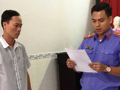 Viện KSND Tối cao đọc lệnh khởi tố Thẩm phán Nguyễn Văn Thanh Bình (bên trái) ở Sóc Trăng 