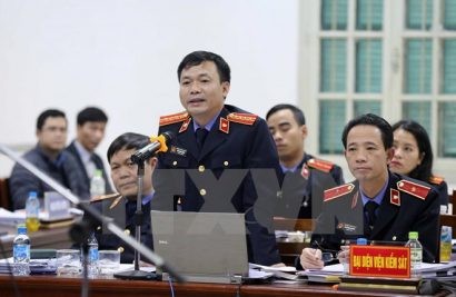  Ông Đào Thịnh Cường, Phó Viện trưởng VKSND thành phố Hà Nội đại diện VKSND đối đáp với các luật sư tại phiên tòa. (Nguồn: TTXVN)