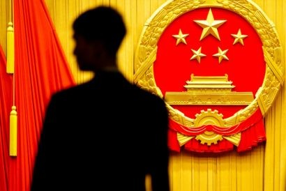 Một nhân viên an ninh làm nhiệm vụ trong kỳ họp Quốc hội Trung Quốc - Ãnh: REUTERS