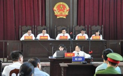 HĐXX phiên tòa xét xử bác sỹ Hoàng Công Lương.