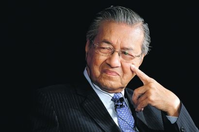 Mahathir Mohamad được coi là nhà kiến tạo, đưa Malaysia từ nước nông nghiệp thành cường quốc công nghiệp, trung tâm viễn thông.Bác sĩ phẫu thuật và nội khoa từ khi còn rất trẻ