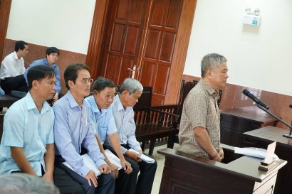 Cựu Phó Thống đốc NHNN Đặng Thanh Bình và các đồng phạm tại tòa.