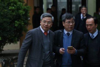  GS Nguyễn Gia Bình (ở giữa), bác sĩ Phạm Minh Thông (trái).