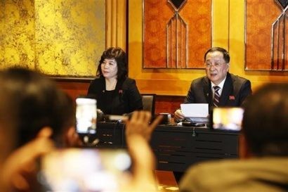  Bộ trưởng Bộ Ngoại giao Triều Tiên Ri Yong-ho (phải) chủ trì họp báo về Hội nghị Thượng đỉnh Mỹ - Triều Tiên lần thứ hai. Ảnh: Infonet 