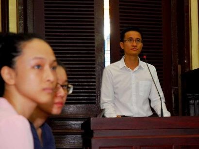  Phương Nga, Thùy Dung và ông Cao Toàn Mỹ tại phiên tòa hồi tháng 6-2017. Ảnh: HTD