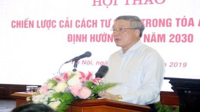 Phó Giáo sư, Tiến sĩ Nguyễn Hòa Bình, Bí thư Trung ương Đảng, Chánh án TANDTC phát biểu khai mạc hội thảo 