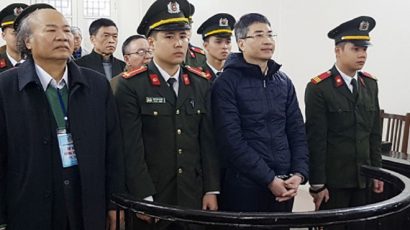 Tử tù Giang Kim Đạt và bố đẻ Giang Văn Hiển tại phiên tòa 