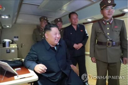Nhà lãnh đạo Triều Tiên Kim Jong Un quan sát vụ thử tên lửa ngày 31/7. Ảnh: Yonhap.