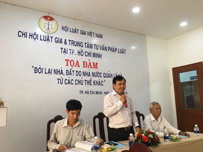 Luật giá Đặng Đình Thịnh và luật gia Nguyễn Văn Liêm (ngoài cùng bên phải) đồng chủ trì buổi tọa đàm. 