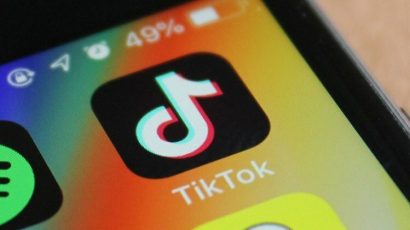 Logo ứng dụng TikTok hiển thị trên màn hình điện thoại. Ảnh: TechCrunch.