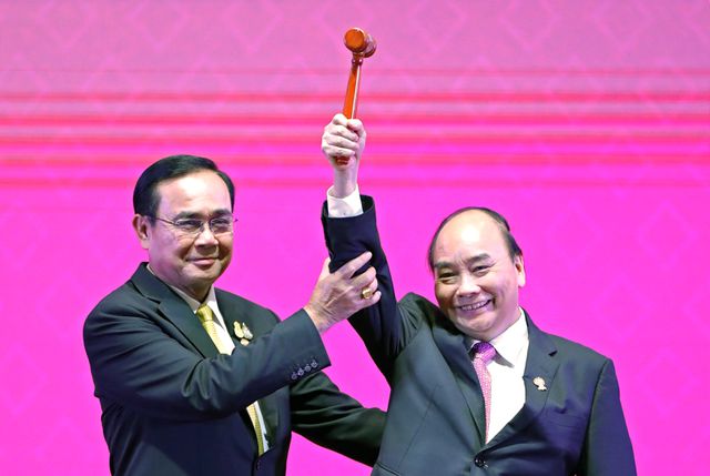 (Trong ảnh là Thủ tướng Nguyễn Xuân Phúc nhận búa Chủ tịch ASEAN năm 2020 từ Thủ tướng Thái Lan Chan-o-cha)